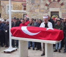 VEFAT EDEN FOÇA ESKİ BELEDİYE BAŞKANI ALİ İLCAN TOPRAĞA VERİLDİ.