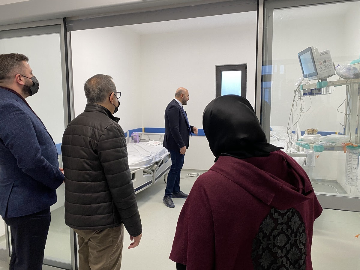 Tedavi altına alınan depremzedeleri ziyaret ettiler