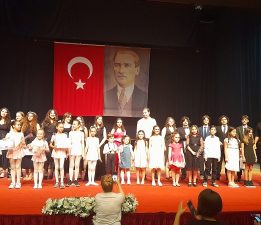 KARŞIYAKALI OPERA SANATÇISI PEZEK’E BÜYÜK ALKIŞ