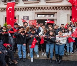 İzmir’in 24 saat yaşayan 100. Yıl Kitap Kafe ve Kütüphanesi açıldı