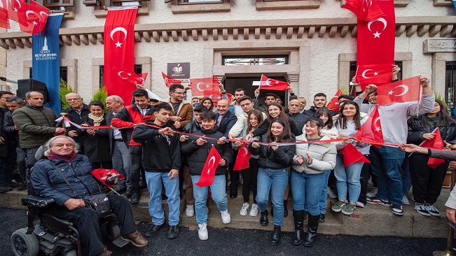 İzmir’in 24 saat yaşayan 100. Yıl Kitap Kafe ve Kütüphanesi açıldı