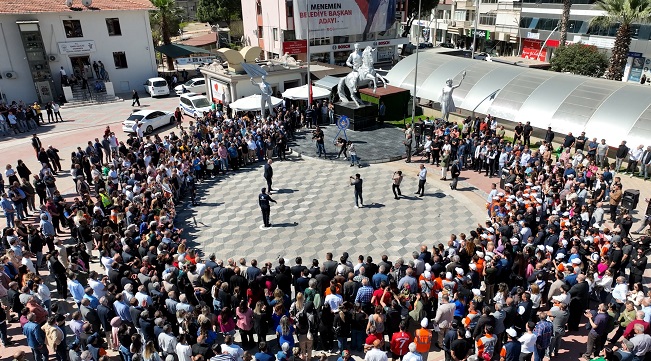 Mazbatasını Menemenliler eşliğinde aldı