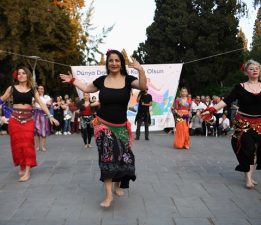 Dünya Dans Günü’nde Bornova’da 280 dansçı sahneye çıktı