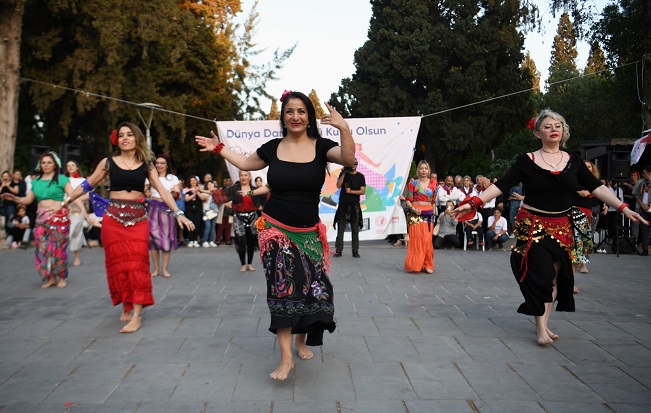 Dünya Dans Günü’nde Bornova’da 280 dansçı sahneye çıktı