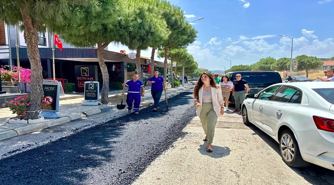 ÇEŞME BELEDİYESİ YOL BAKIM VE ONARIM ÇALIŞMALARINDA HIZ KESMİYOR