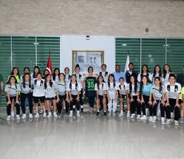 Başkan Kınay Orbit Karabağlarspor Kız Futbol Takımı’yla buluştu: Şampiyonluk bekliyoruz