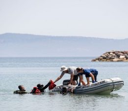 Mavi bayraklı plajda dalgıç destekli temizlik