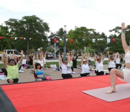 Yoga tutkunları Bayraklı’da buluştu