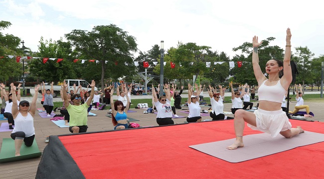 Yoga tutkunları Bayraklı’da buluştu