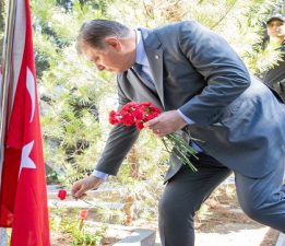Başkan Tugay’dan şehitlerin kabrine karanfil