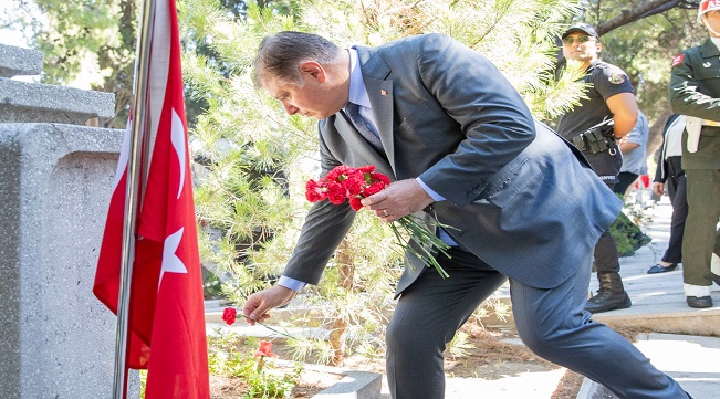 Başkan Tugay’dan şehitlerin kabrine karanfil