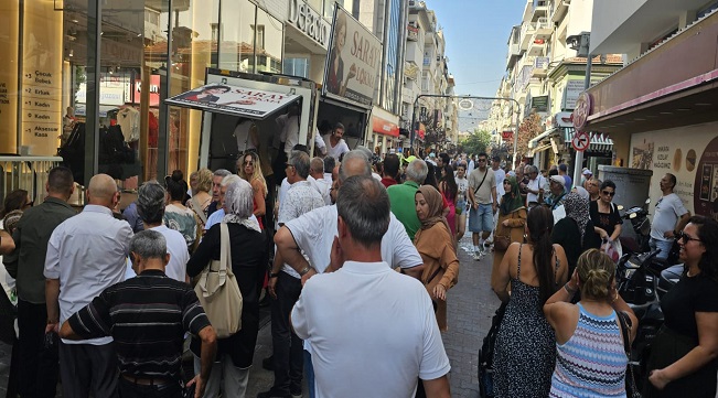 MHP Karşıyaka’da Aşure Dağıttı