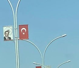 Bayrağın yanında neden Atatürk’ün değil de Erdoğan’ın fotoğrafı var?