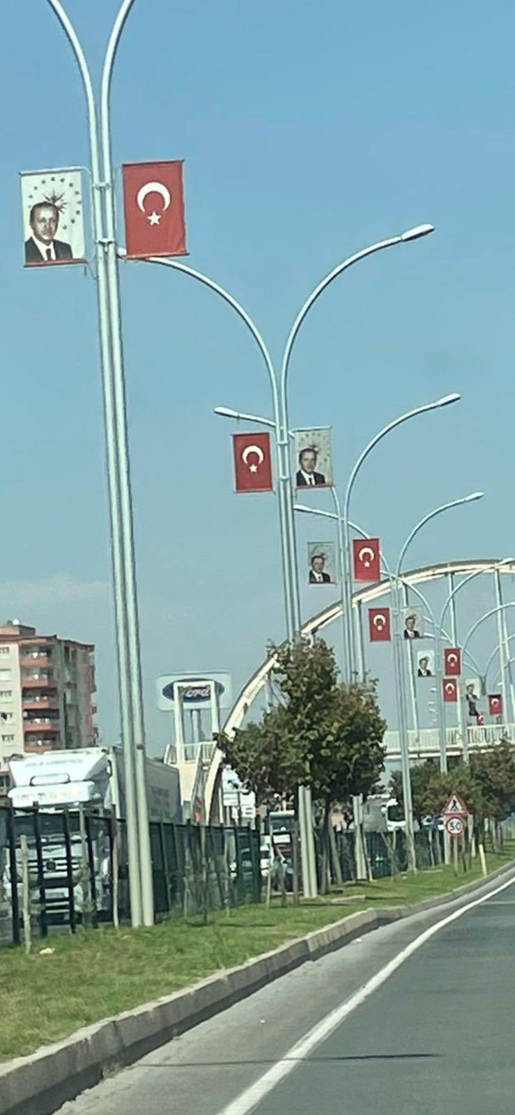 Bayrağın yanında neden Atatürk’ün değil de Erdoğan’ın fotoğrafı var?