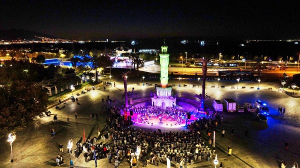 Atatürk Meydanı’nda Cumhuriyet ruhuna yakışır konser