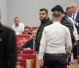 Büyükşehir meclisinde kadınlardan protesto