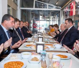 Başkan Tugay Atatürk için düzenlenen hayır yemeğine katıldı