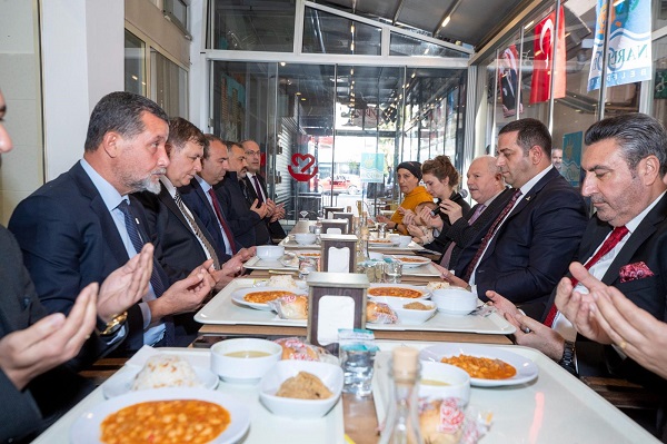 Başkan Tugay Atatürk için düzenlenen hayır yemeğine katıldı