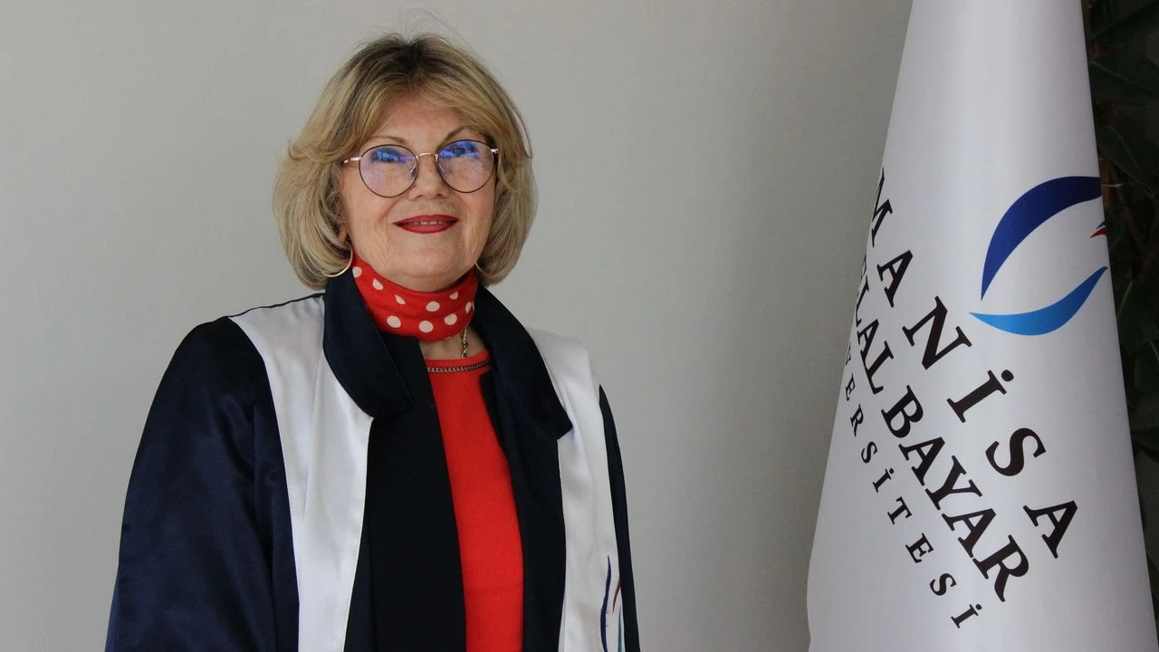 40 yıl sonra üniversiteye döndü… 72 yaşında doktorasını tamamladı