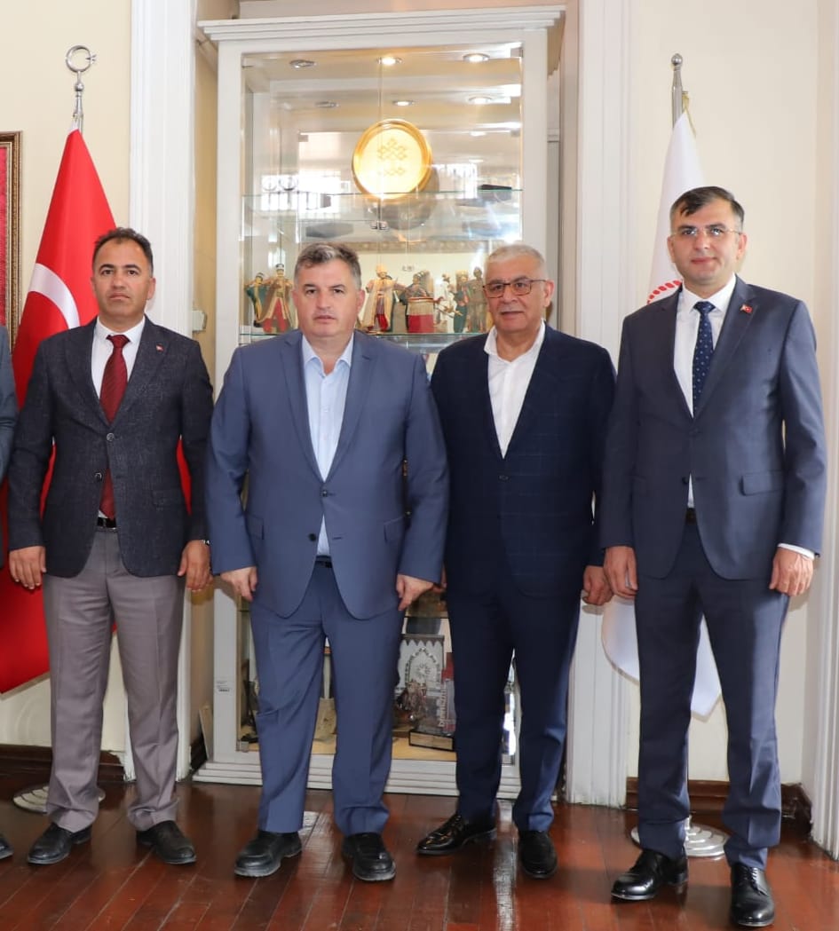 AK Parti İzmir İl Yöneticilerinden Turizm İl Müdürü Dr. Sadık Doğruer’e Övgü Dolu Sözler: Sağlıkta Da, Yerel Yönetimlerde De Başarılı