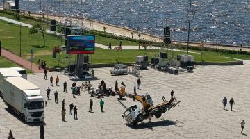 İzmir’de miting sahnesi için kurulan vinç devrildi