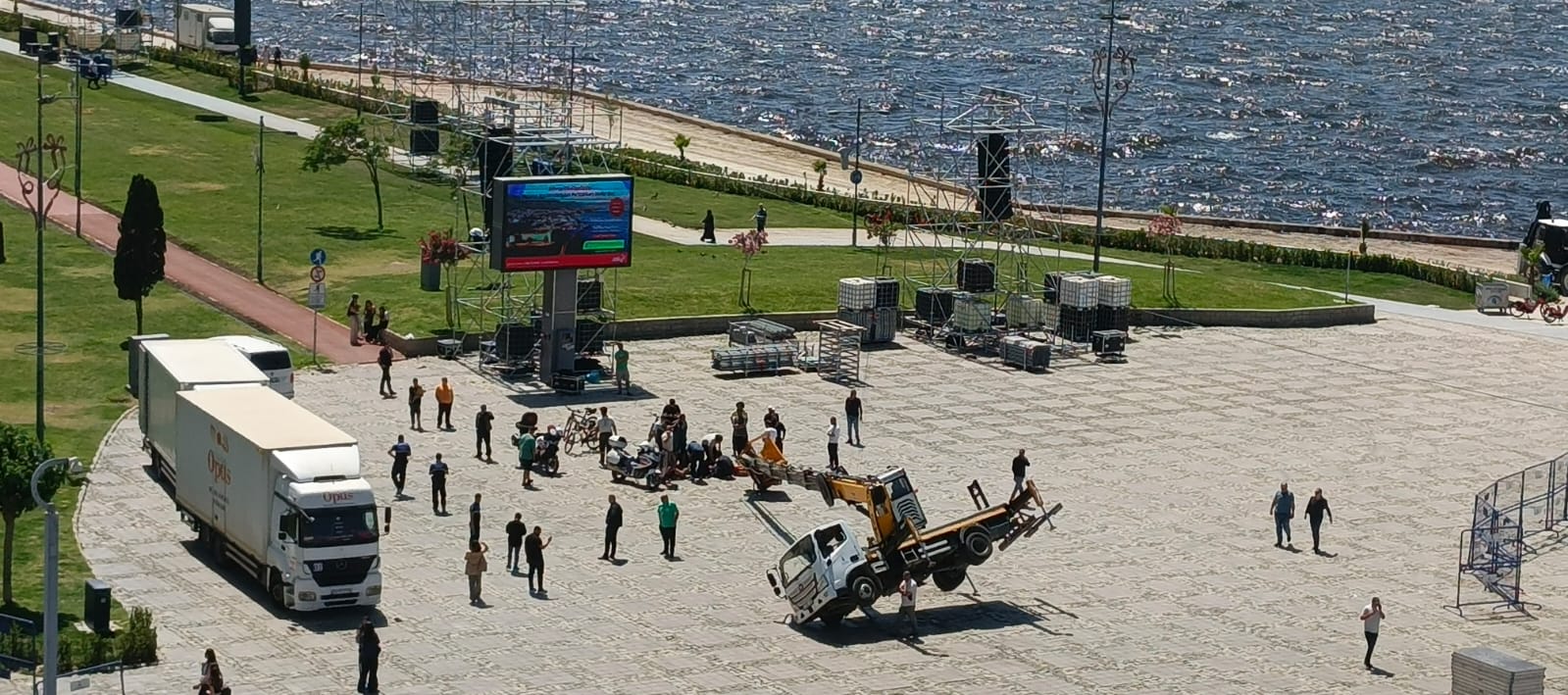 İzmir’de miting sahnesi için kurulan vinç devrildi
