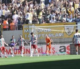 Futbolcuların prim kavgası, taraftarın kapı önü öfkesi: Karşıyaka karıştı!