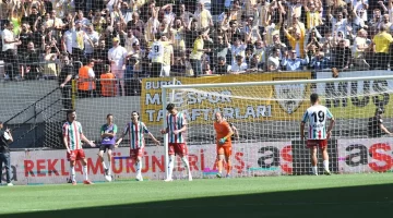 Futbolcuların prim kavgası, taraftarın kapı önü öfkesi: Karşıyaka karıştı!