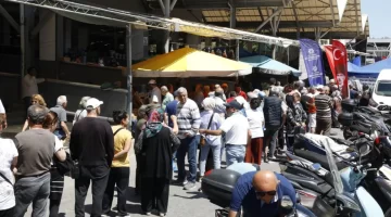 Aydın Büyükşehir, Kuşadası’nda vatandaşlara fideler dağıttı