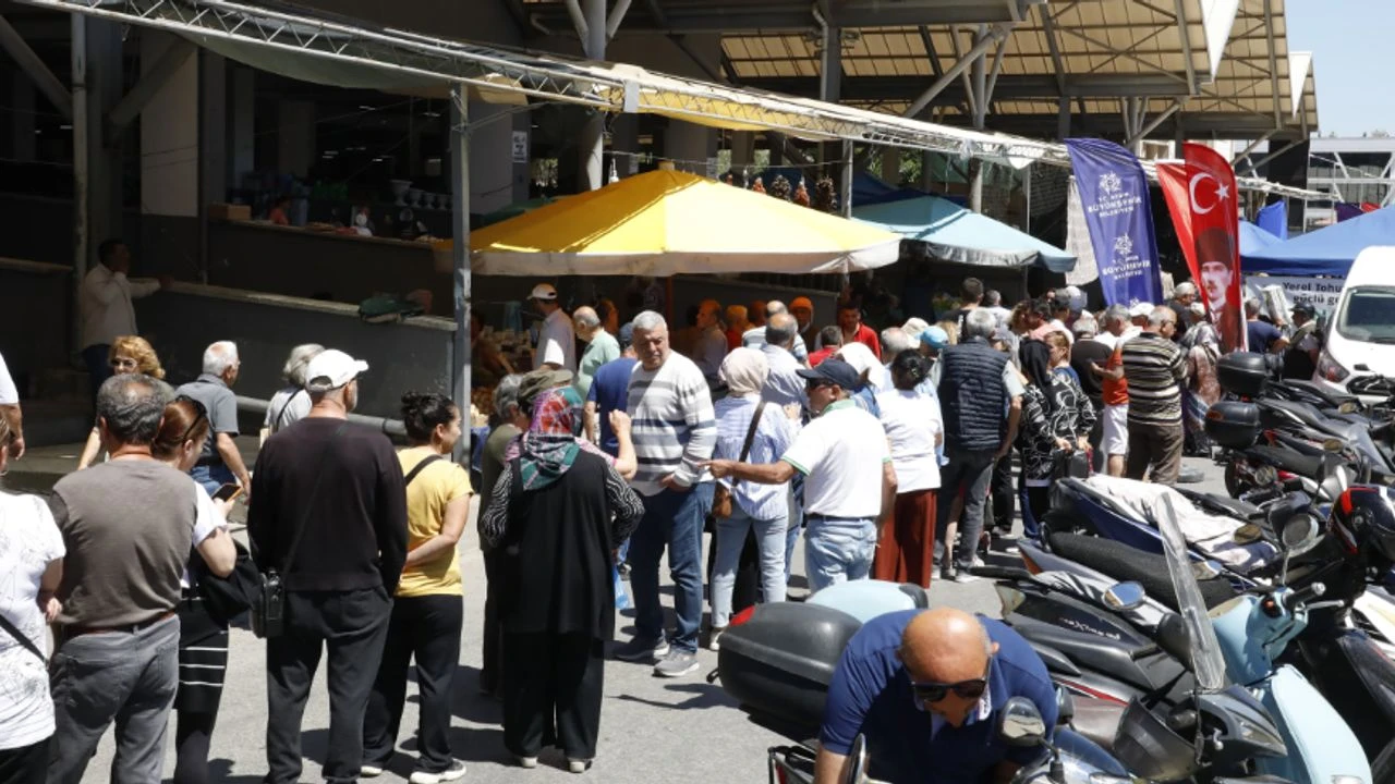 Aydın Büyükşehir, Kuşadası’nda vatandaşlara fideler dağıttı