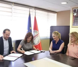 Karşıyaka’da ‘sağlıklı kentleşme’ için imzalar atıldı