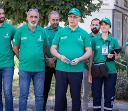 Başkan Tugay, “Dönüşüme Evde Başla” projesi için QR kodlu poşet dağıttı