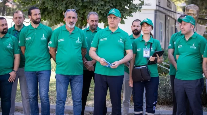 Başkan Tugay, “Dönüşüme Evde Başla” projesi için QR kodlu poşet dağıttı
