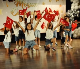 Karşıyakalı miniklerin mezuniyet coşkusu