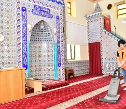 Çiğli’de camiler bayrama hazır