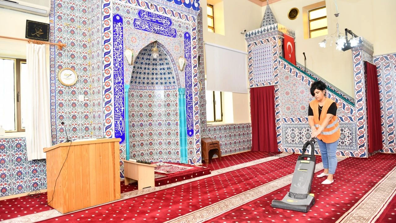 Çiğli’de camiler bayrama hazır