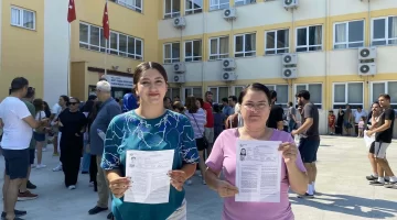 Annesiyle aynı okulda sınava girdi