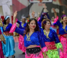 Bayraklı’da halk dansları gösterisi nefes kesti