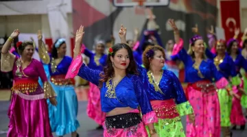 Bayraklı’da halk dansları gösterisi nefes kesti