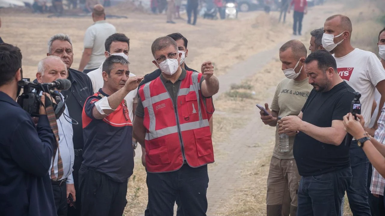 Başkan Tugay, ‘2 helikopter var’ dedi: Havadan müdahale yetersiz!