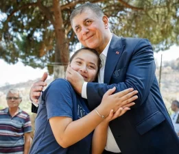 Başkan Tugay yangın bölgesinde… Yıl sonuna kadar su faturası yok!