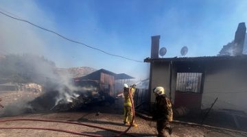 Bayındır’da köy içinde çıkan ot yangını yerleşim alanlarını tehdit etti