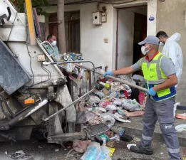 Bornova’da çöp ev mesaisi… Yedi yıllık kabus son buldu!