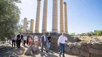 Başkan Tugay Smyrna kazılarını inceledi