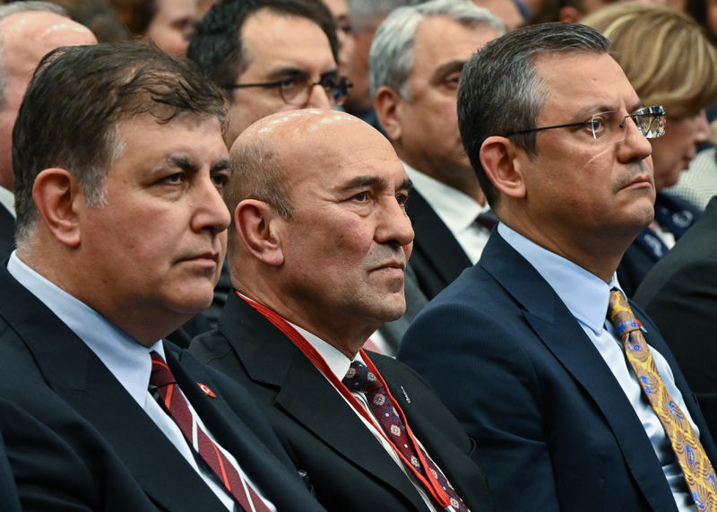 Özel’den ‘Soyer’ mesajı: Siyaseten ayrı düşmüş olsak da sahip çıkarız!