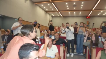 İzmir’de Bürokrat iddiaları ve “Kes Sesini” Tartışması Meclisi Karıştırdı!