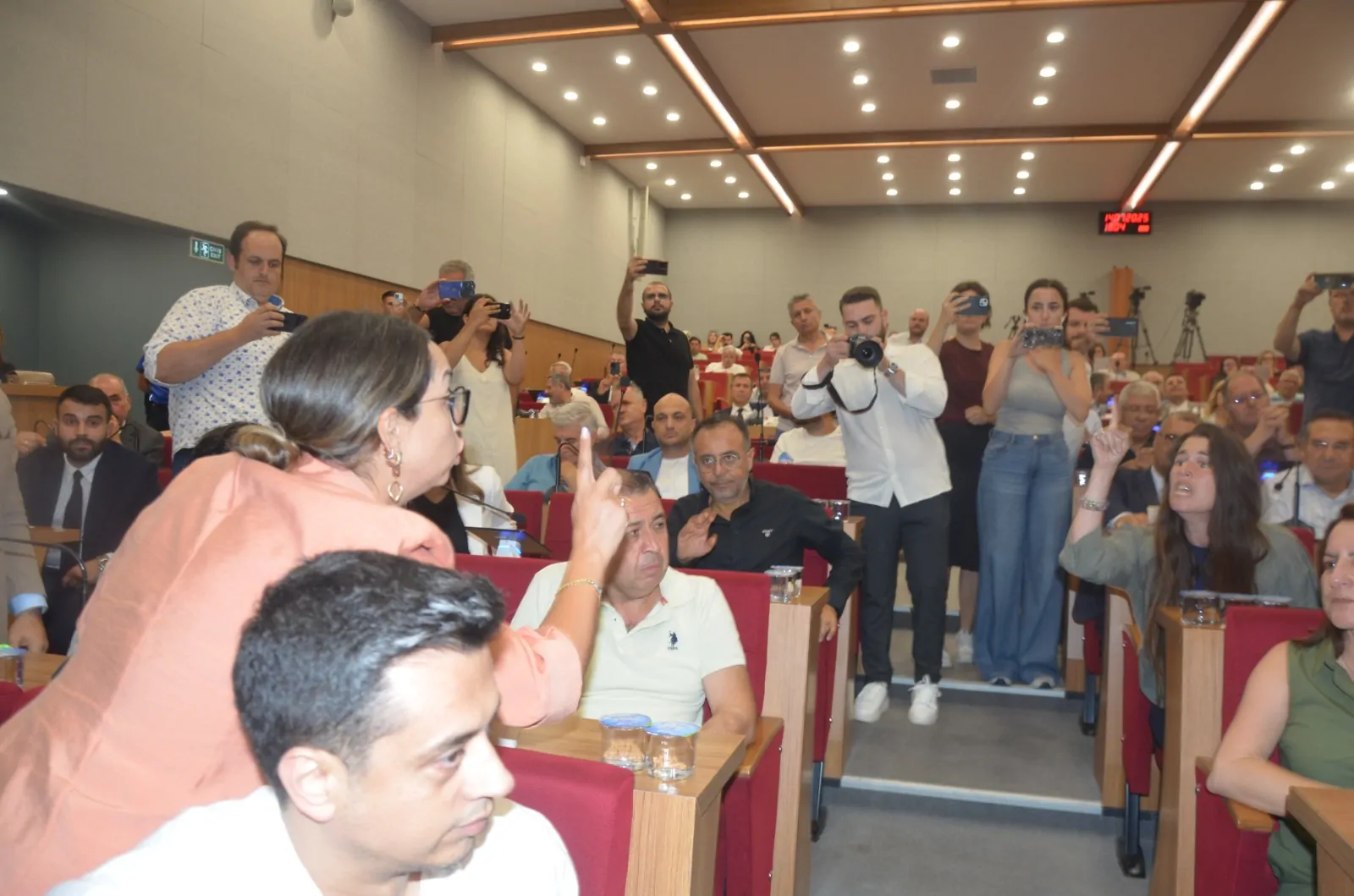 İzmir’de Bürokrat iddiaları ve “Kes Sesini” Tartışması Meclisi Karıştırdı!