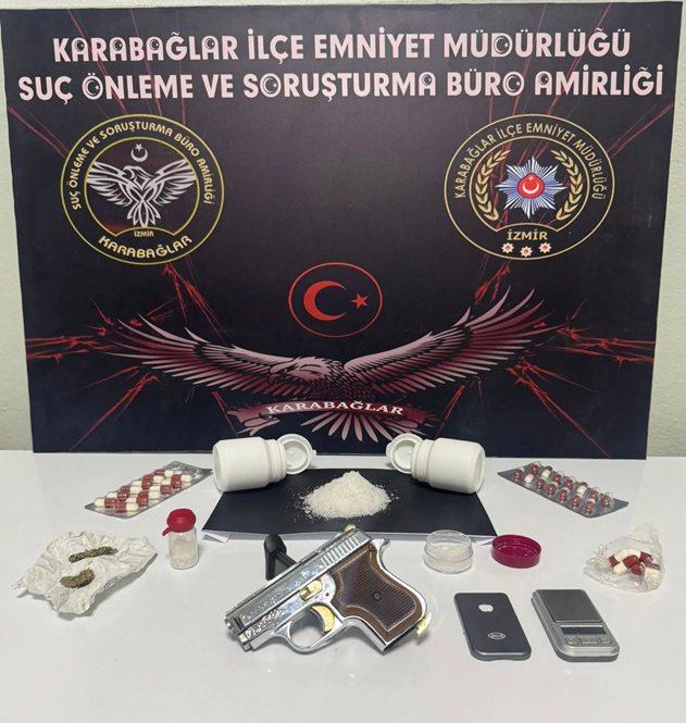 Karabağlar’da Narkotik Operasyonu: Metamfetamin ve Ruhsatsız Silah Ele Geçirildi