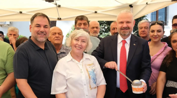 Menemen’de AK Parti’nin aşure hayrı tartışması: halk kuyrukta, protokol çadırda