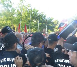 İzmir Büyükşehir önünde gerginlik: İşçiler kapıları zorladı, polis müdahale etti!
